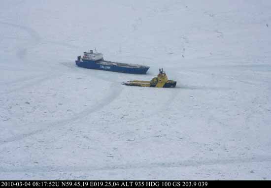 un rompehielos socorre al un carguero en el mar Báltico un rompehielos socorre al un carguero en el mar Báltico