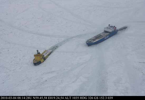 un rompehielos socorre al un carguero en el mar Báltico un rompehielos socorre al un carguero en el mar Báltico