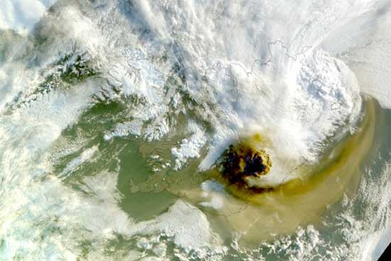 Imagen de satélite de la erupción del volcán Grimsvotn, Islandia